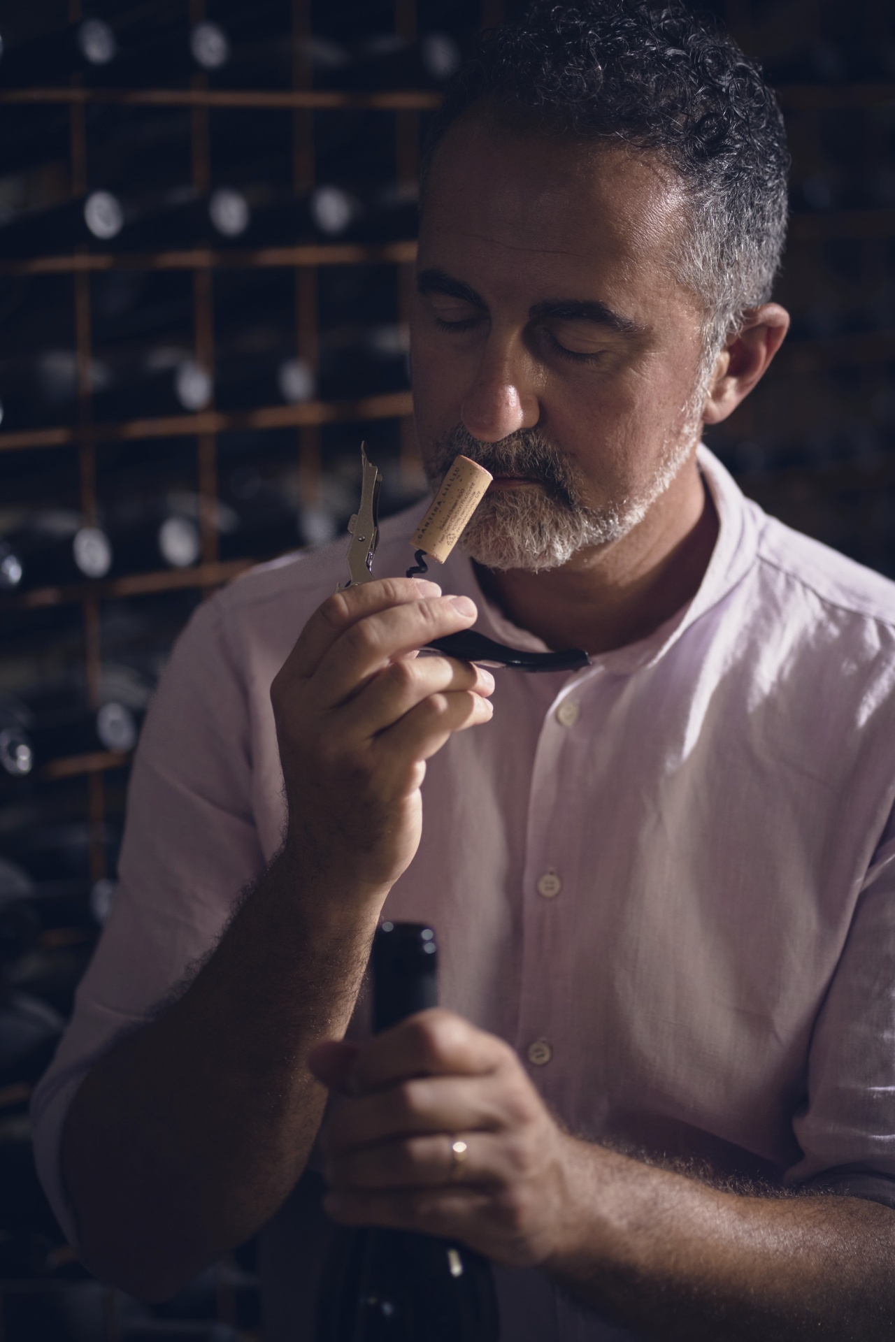 Pietro annusa il tappo in polimero di canna da zucchero